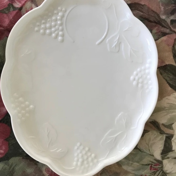 MILK GLASS LUNCHEON PARTY PLATES SET OF 4 VINTAGE 1950s APPETIZER - Picture 2 of 6